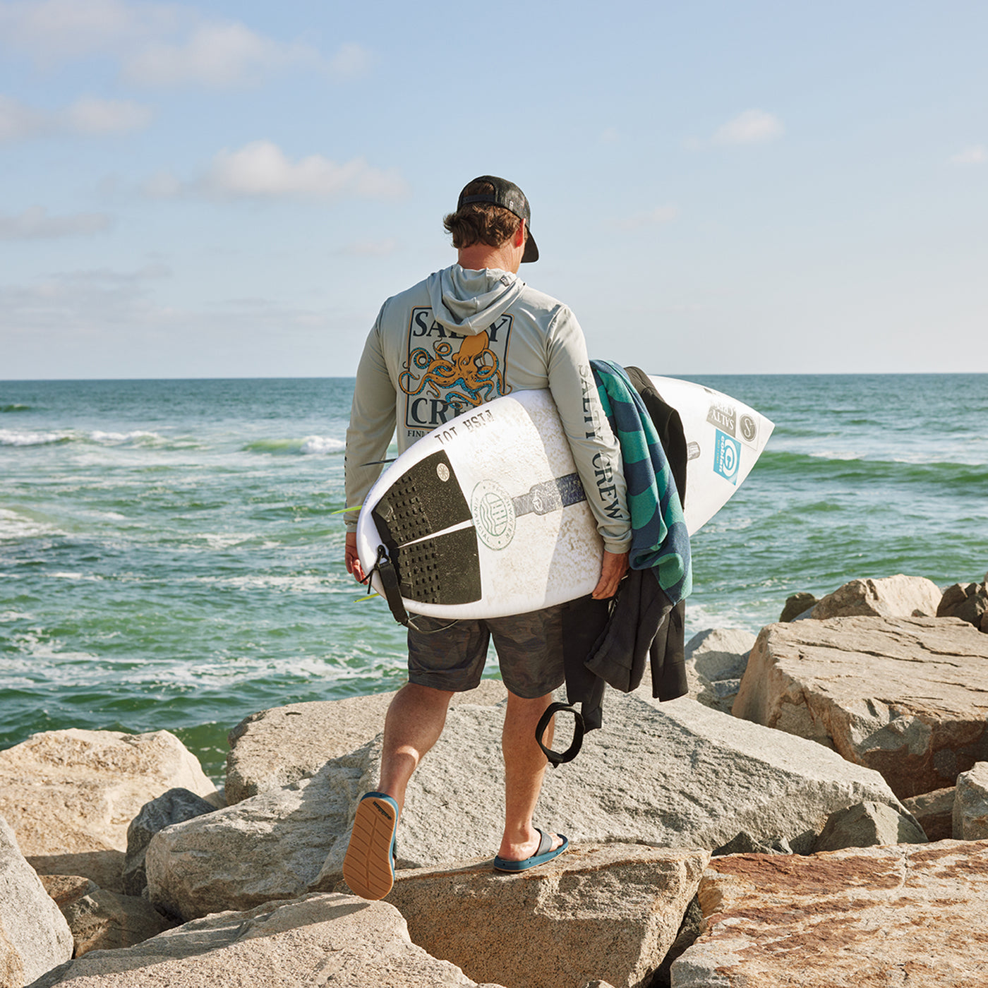 Cobian® ambassador, Damien Hobgood, walking in the Draino 3™ Blue checking out the surf on a jetty #color_blue