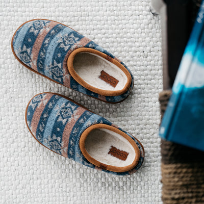 The Cobian Supai chestnut on cozy rug next to some magazines #color_chestnut