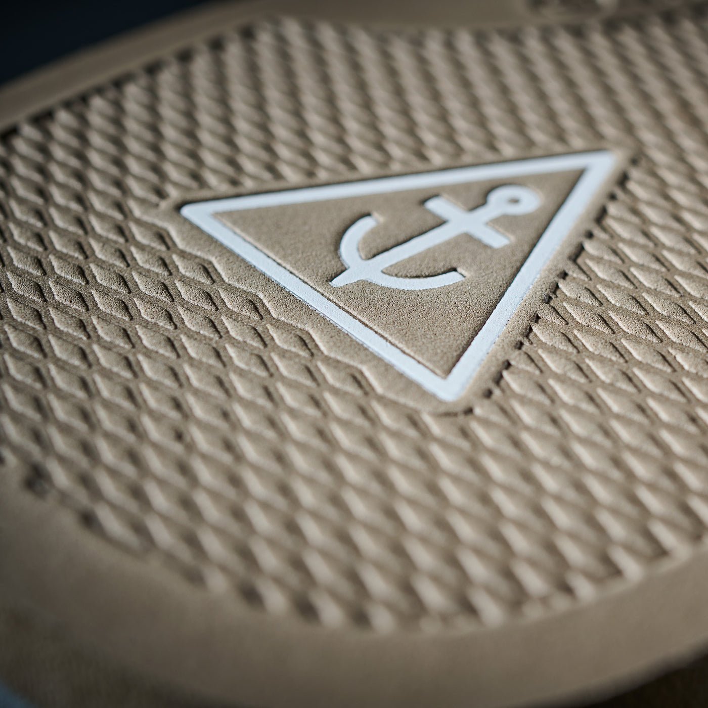 Cobian Anchor tan diamond deck grip footbed detail #color_tan