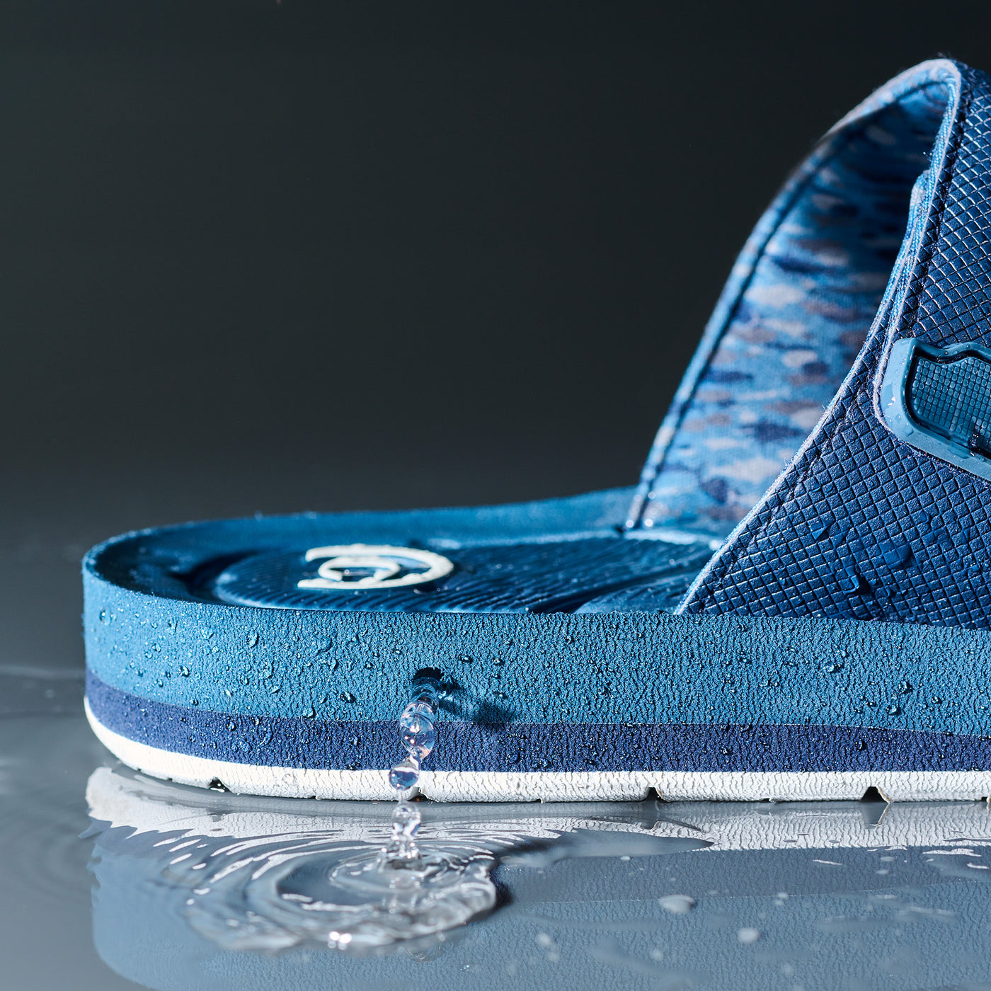 Cobian Odyssey™ water drainage detail #color_blue